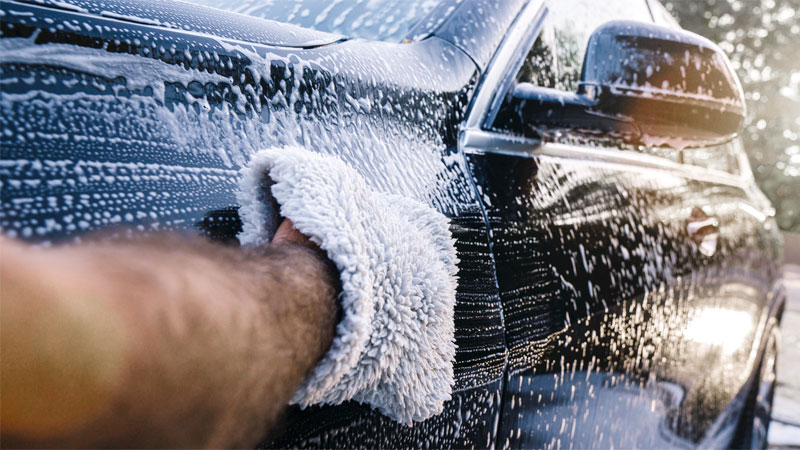 lavage de voiture à la main